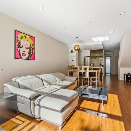 Sleek Modern Pad Next To Spark Arena Free Parking オークランド エクステリア 写真