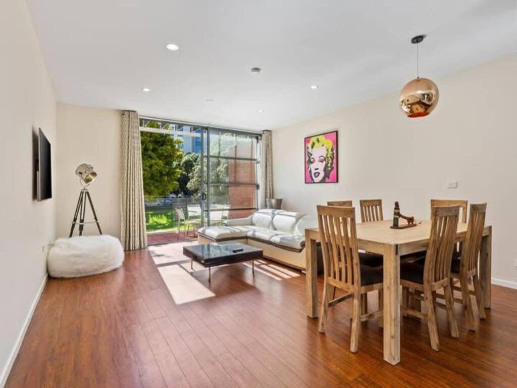 Sleek Modern Pad Next To Spark Arena Free Parking オークランド エクステリア 写真