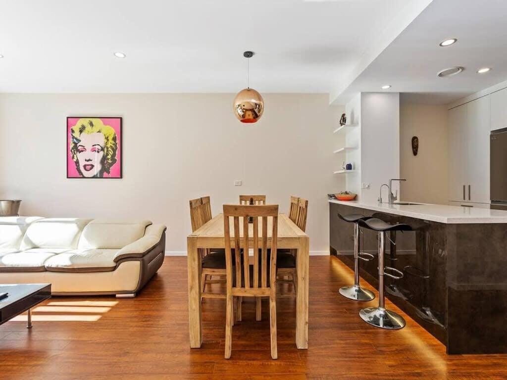 Sleek Modern Pad Next To Spark Arena Free Parking オークランド エクステリア 写真