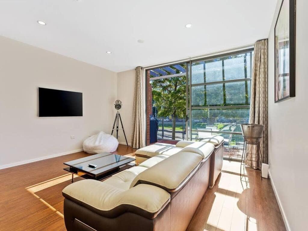 Sleek Modern Pad Next To Spark Arena Free Parking オークランド エクステリア 写真