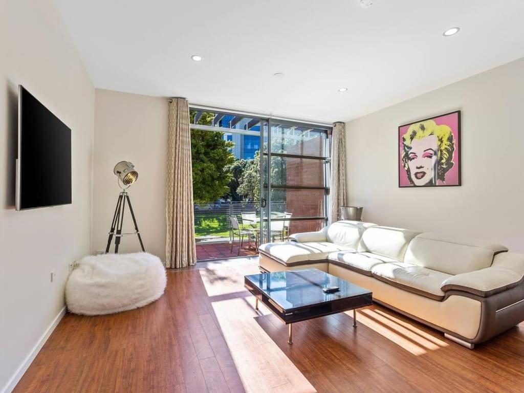 Sleek Modern Pad Next To Spark Arena Free Parking オークランド エクステリア 写真