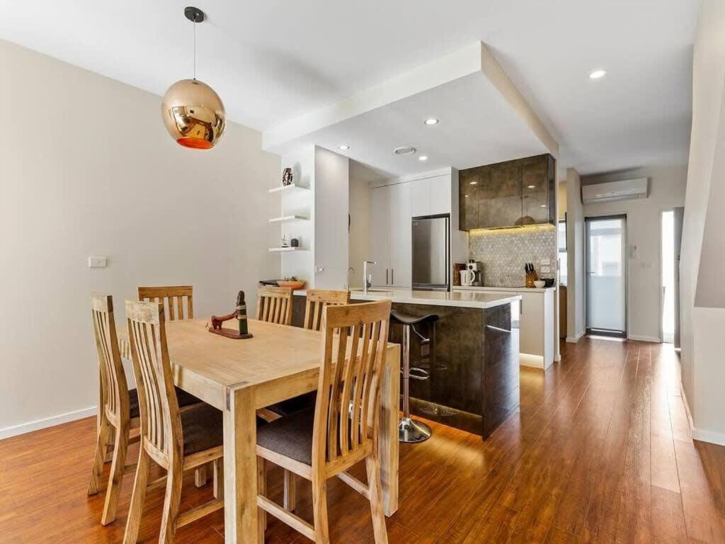 Sleek Modern Pad Next To Spark Arena Free Parking オークランド エクステリア 写真